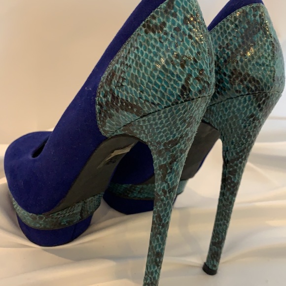 JustFab Anahi Blue Snake Print Platform Pumps - Picture 6 of 12